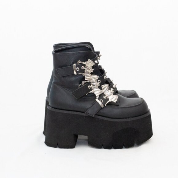 Demonia Ashes-55 Women Goth Chunky Heeled Platform Boots Sz 6 Witchy Bats Buckle - Picture 4 of 10